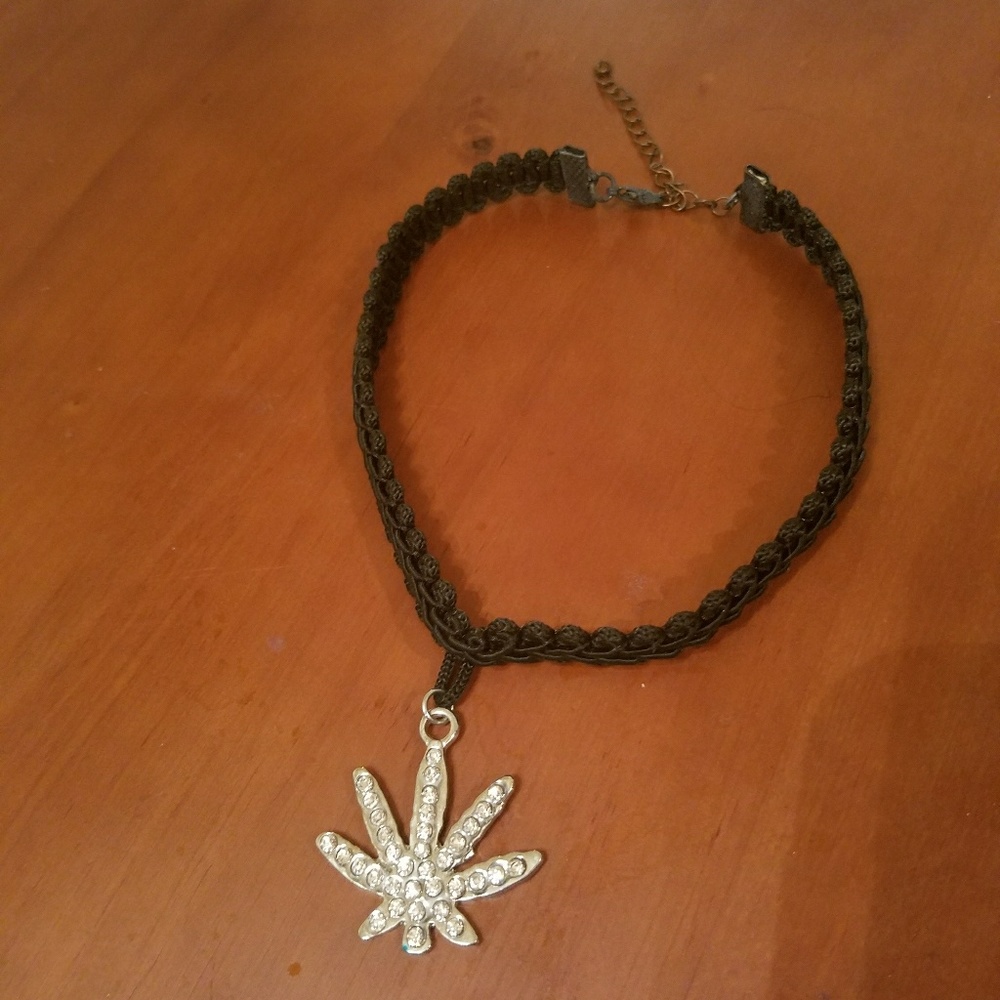 Choker necklace with rhinestone/jeweled mj leaf